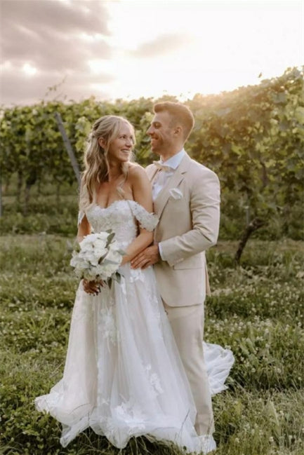 Elegantes, langes, schulterfreies Brautkleid aus Tüll mit floraler Spitze
