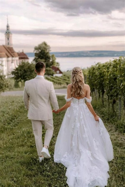 Elegantes, langes, schulterfreies Brautkleid aus Tüll mit floraler Spitze