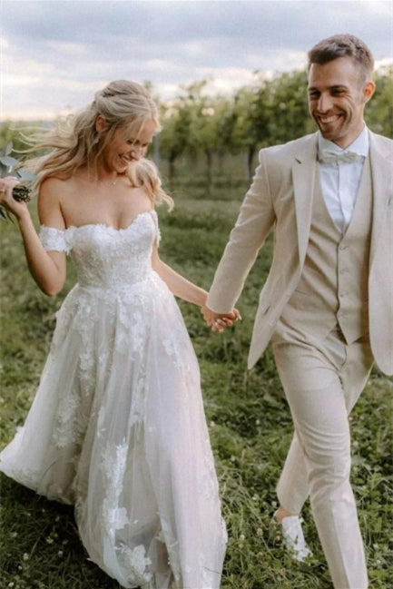 Elegantes, langes, schulterfreies Brautkleid aus Tüll mit floraler Spitze