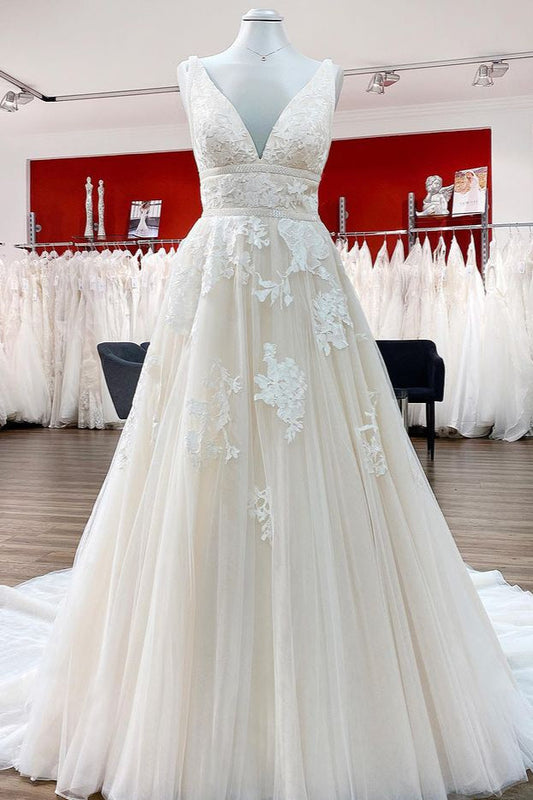 Elegantes langes Prinzessin-Brautkleid mit V-Ausschnitt und rückenfreiem Tüll