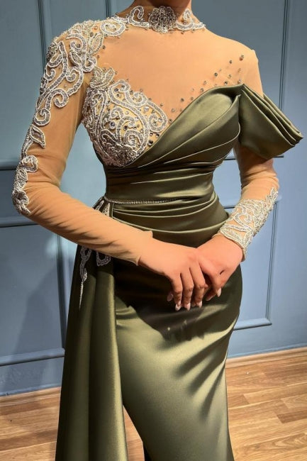 Elegantes langes, salbeigrünes Abendkleid im Meerjungfrau-Stil mit hohem Halsausschnitt und langen Ärmeln