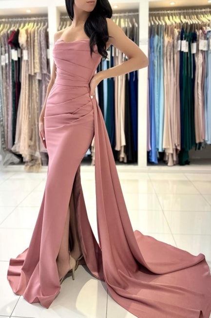 Elegante vestido de noche largo sencillo sin mangas en color rosa polvoriento con abertura