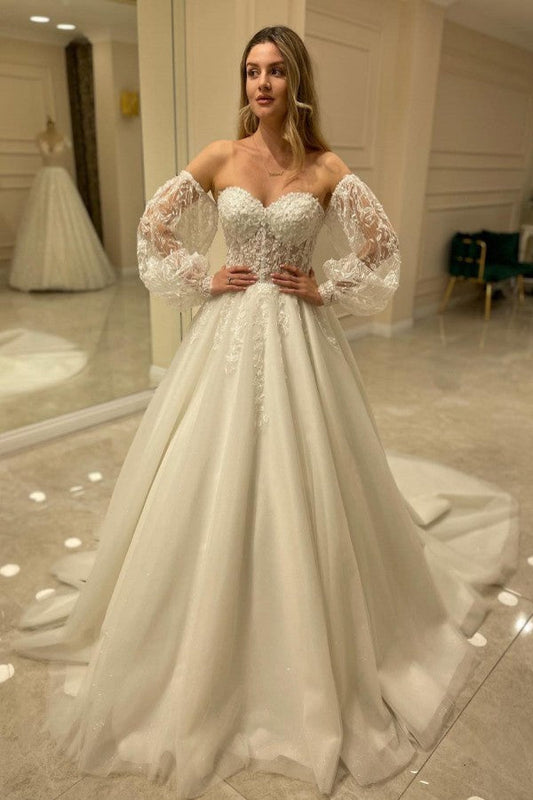 Elegantes Langarm A-Linie Herzausschnitt Rückenfreies Spitzen Brautkleid mit Applikationen