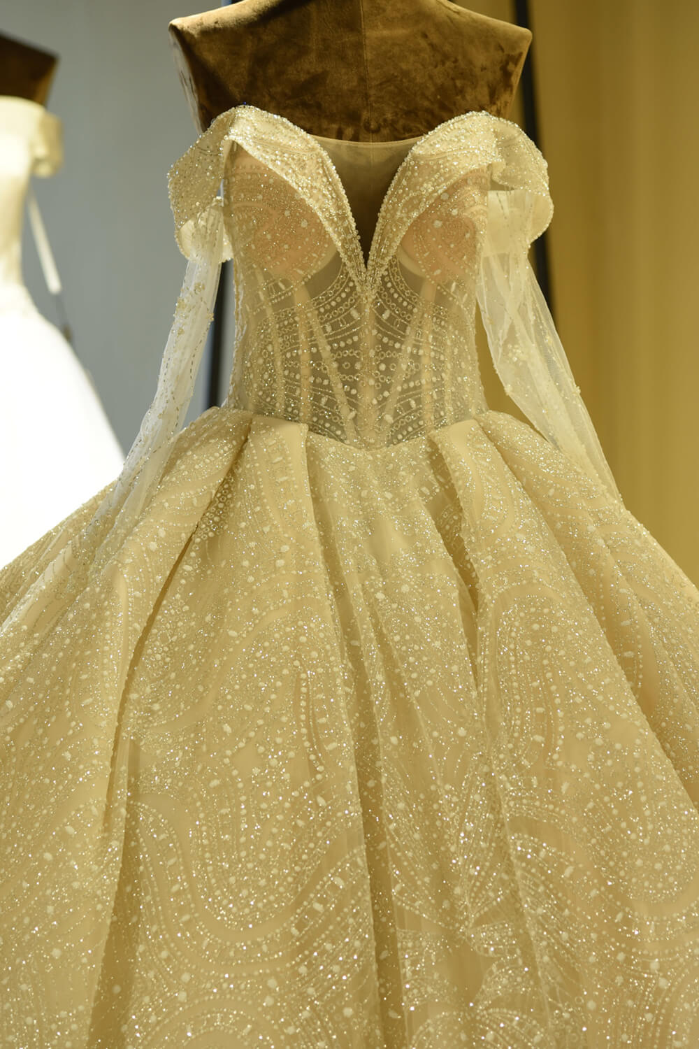 Elegantes Langarm-Ballkleid aus elfenbeinfarbenem Tüll mit Herzausschnitt und Schnürung