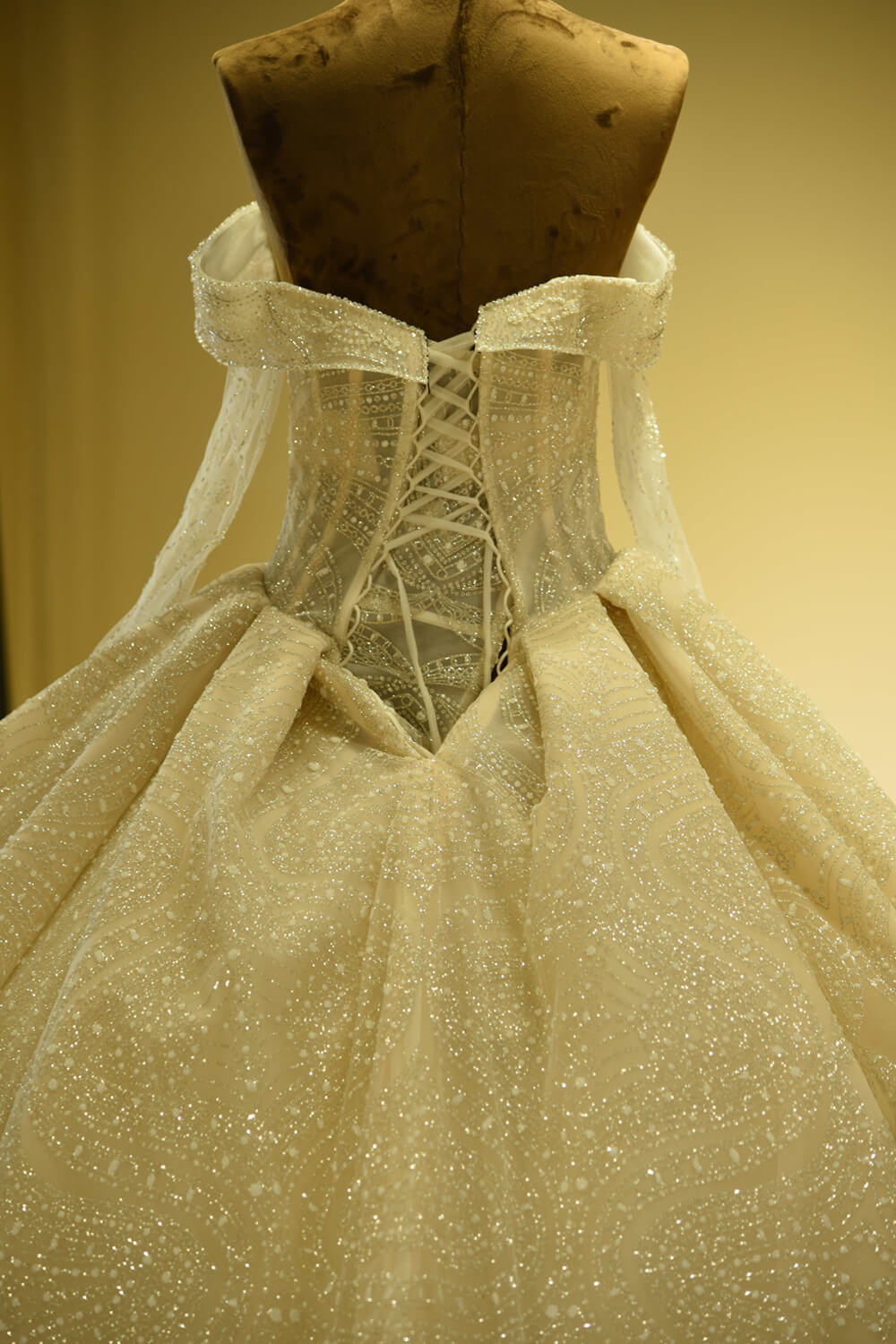 Elegantes Langarm-Ballkleid aus elfenbeinfarbenem Tüll mit Herzausschnitt und Schnürung
