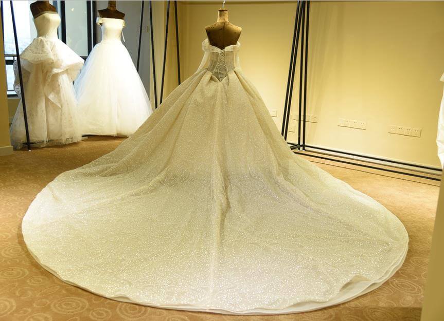 Elegantes Langarm-Ballkleid aus elfenbeinfarbenem Tüll mit Herzausschnitt und Schnürung