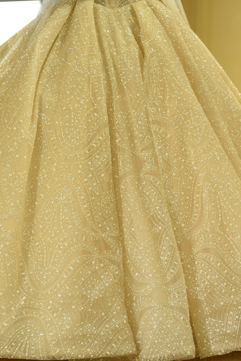 Elegantes Langarm-Ballkleid aus elfenbeinfarbenem Tüll mit Herzausschnitt und Schnürung