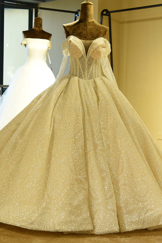 Elegantes Langarm-Ballkleid aus elfenbeinfarbenem Tüll mit Herzausschnitt und Schnürung
