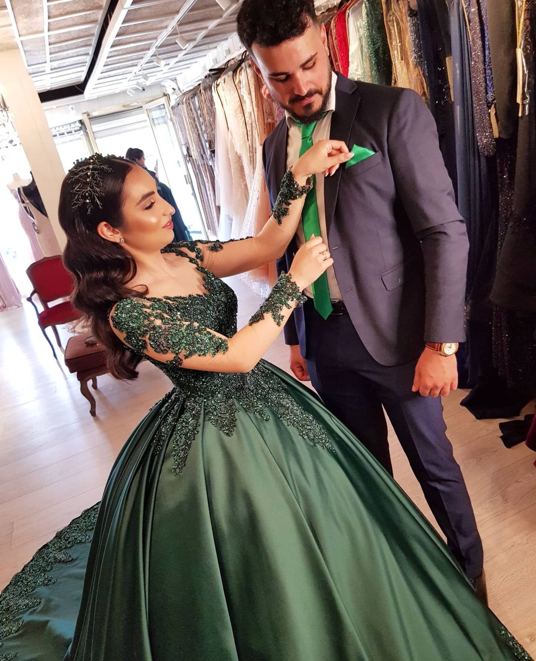 Elegante Ballkleider mit langen Ärmeln und Herzausschnitt aus Spitze und Satin