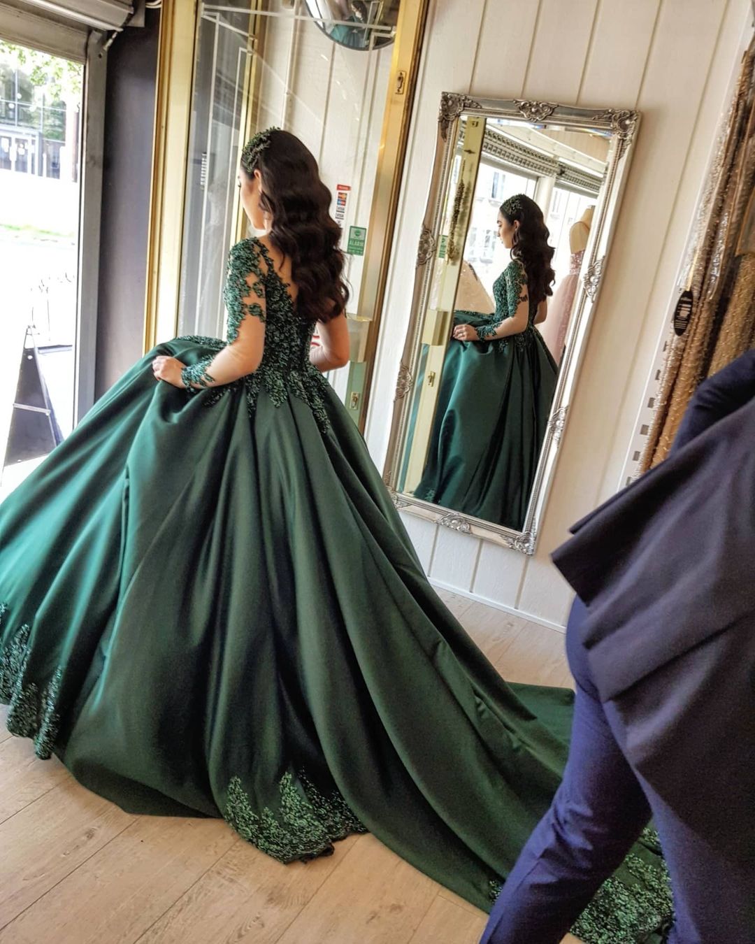 Elegante Ballkleider mit langen Ärmeln und Herzausschnitt aus Spitze und Satin