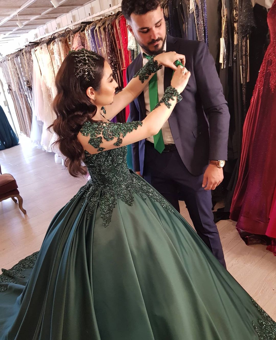 Elegante Ballkleider mit langen Ärmeln und Herzausschnitt aus Spitze und Satin