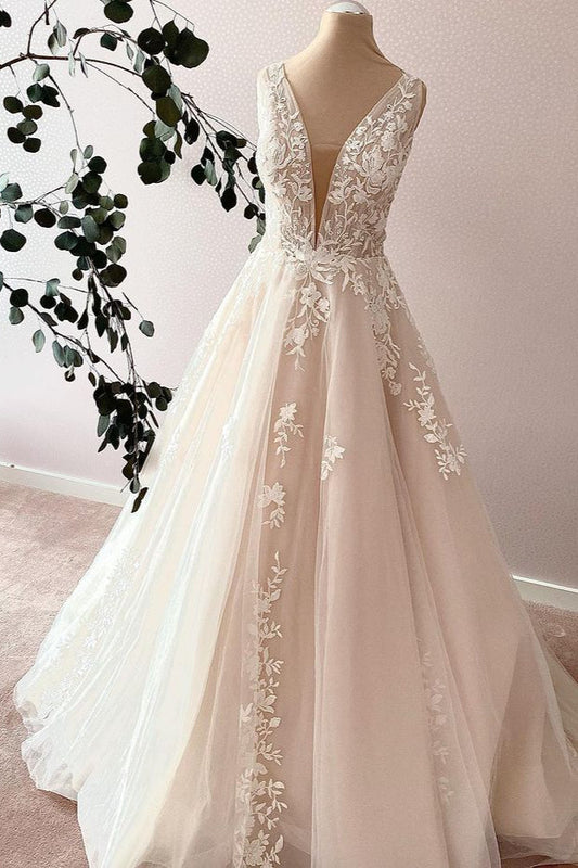 Elegantes langes A-Linien-Brautkleid mit Herzausschnitt und Tüllapplikationen