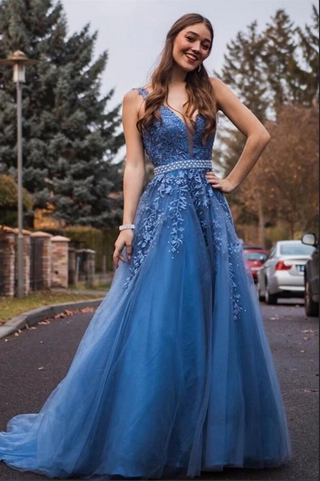 Elegantes langes A-Linien-Ballkleid aus Tüll mit V-Ausschnitt, breiten Trägern und Spitzenapplikationen