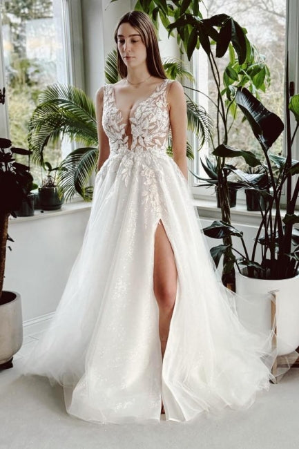 Elegantes langes weißes A-Linien-Brautkleid mit V-Ausschnitt und glitzernder Spitze und Schlitz