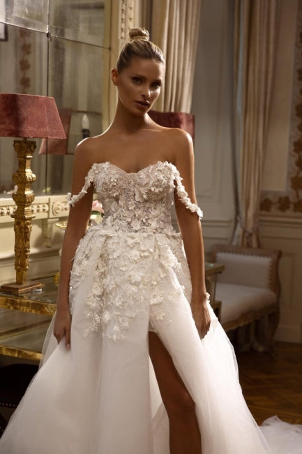 Elegantes langes weißes schulterfreies A-Linien-Brautkleid aus Spitze mit Schlitz