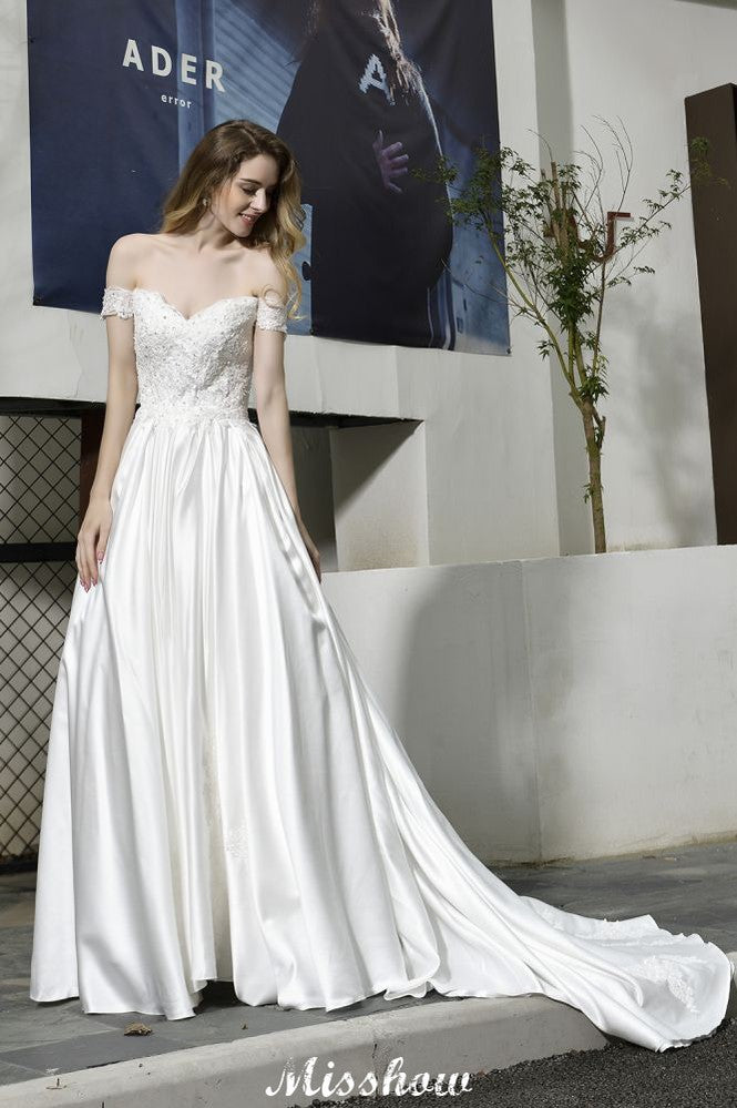Elegantes schulterfreies Satin-Brautkleid in Bodenlänge mit Herzausschnitt und floraler Spitze in A-Linie