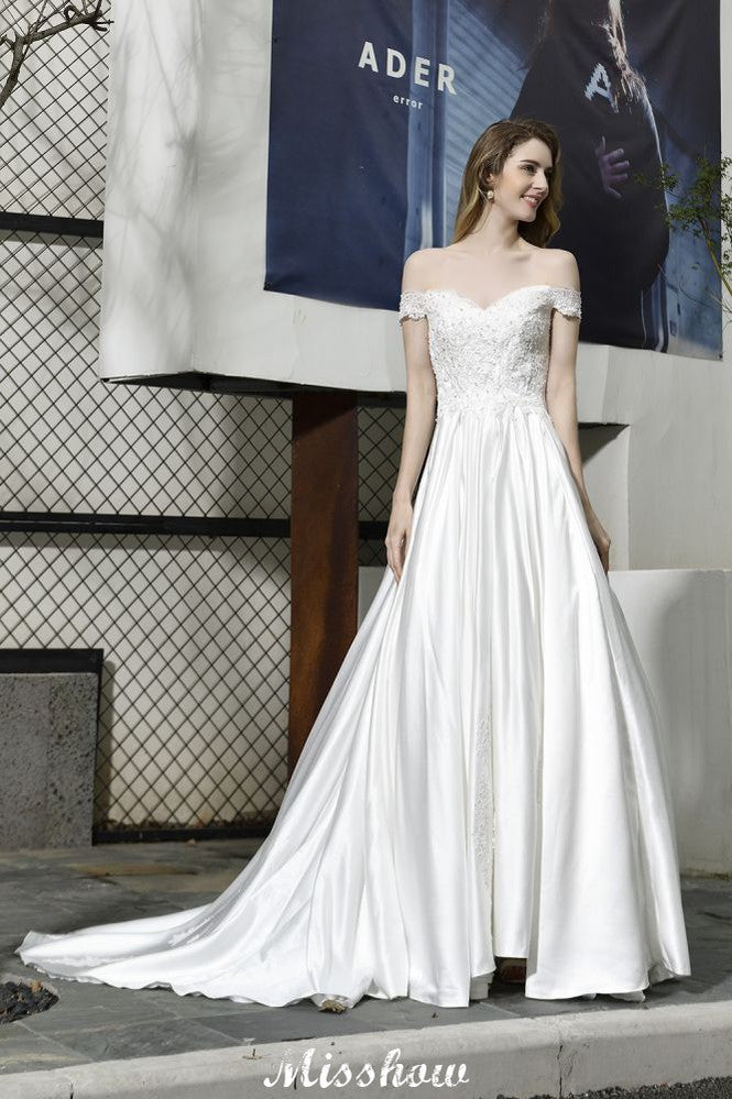 Elegantes schulterfreies Satin-Brautkleid in Bodenlänge mit Herzausschnitt und floraler Spitze in A-Linie