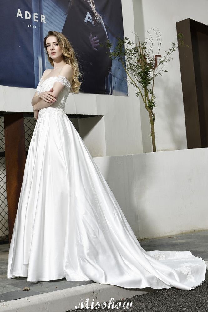 Elegantes schulterfreies Satin-Brautkleid in Bodenlänge mit Herzausschnitt und floraler Spitze in A-Linie