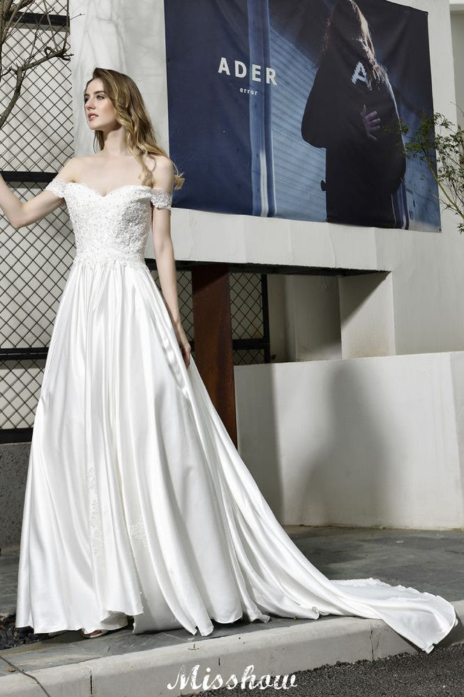 Elegantes schulterfreies Satin-Brautkleid in Bodenlänge mit Herzausschnitt und floraler Spitze in A-Linie