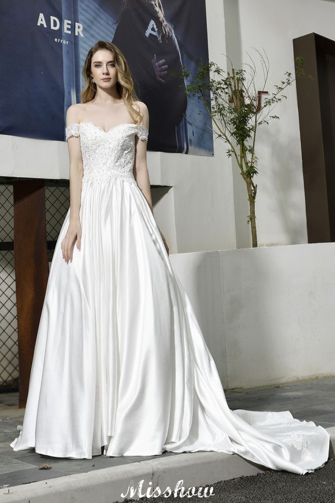 Elegantes schulterfreies Satin-Brautkleid in Bodenlänge mit Herzausschnitt und floraler Spitze in A-Linie