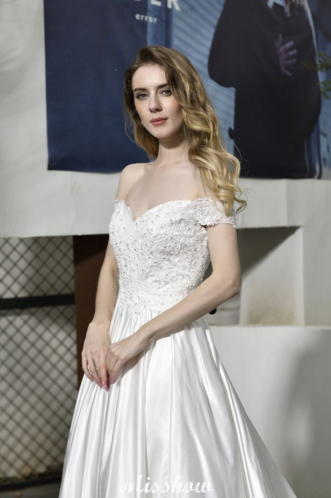 Elegantes schulterfreies Satin-Brautkleid in Bodenlänge mit Herzausschnitt und floraler Spitze in A-Linie