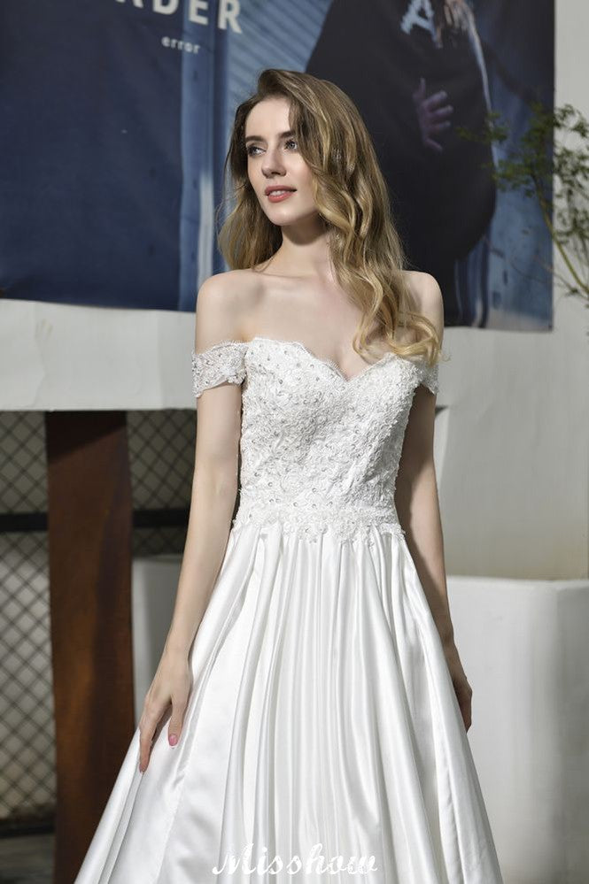 Elegantes schulterfreies Satin-Brautkleid in Bodenlänge mit Herzausschnitt und floraler Spitze in A-Linie
