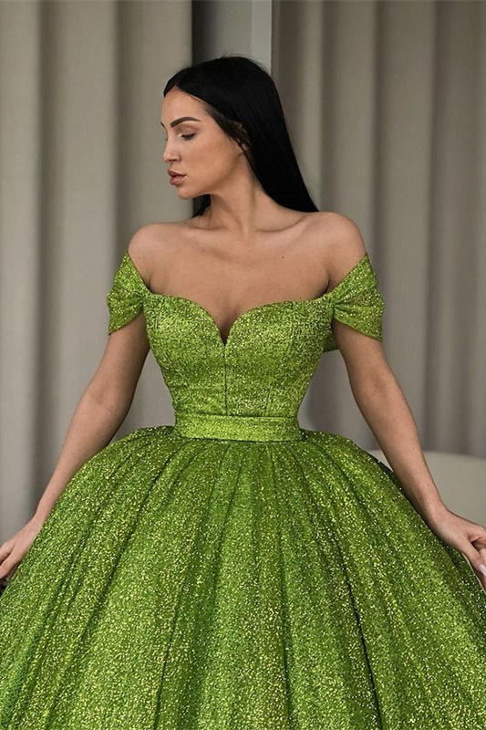 Elegante vestido de fiesta verde con lentejuelas y hombros descubiertos en forma de A