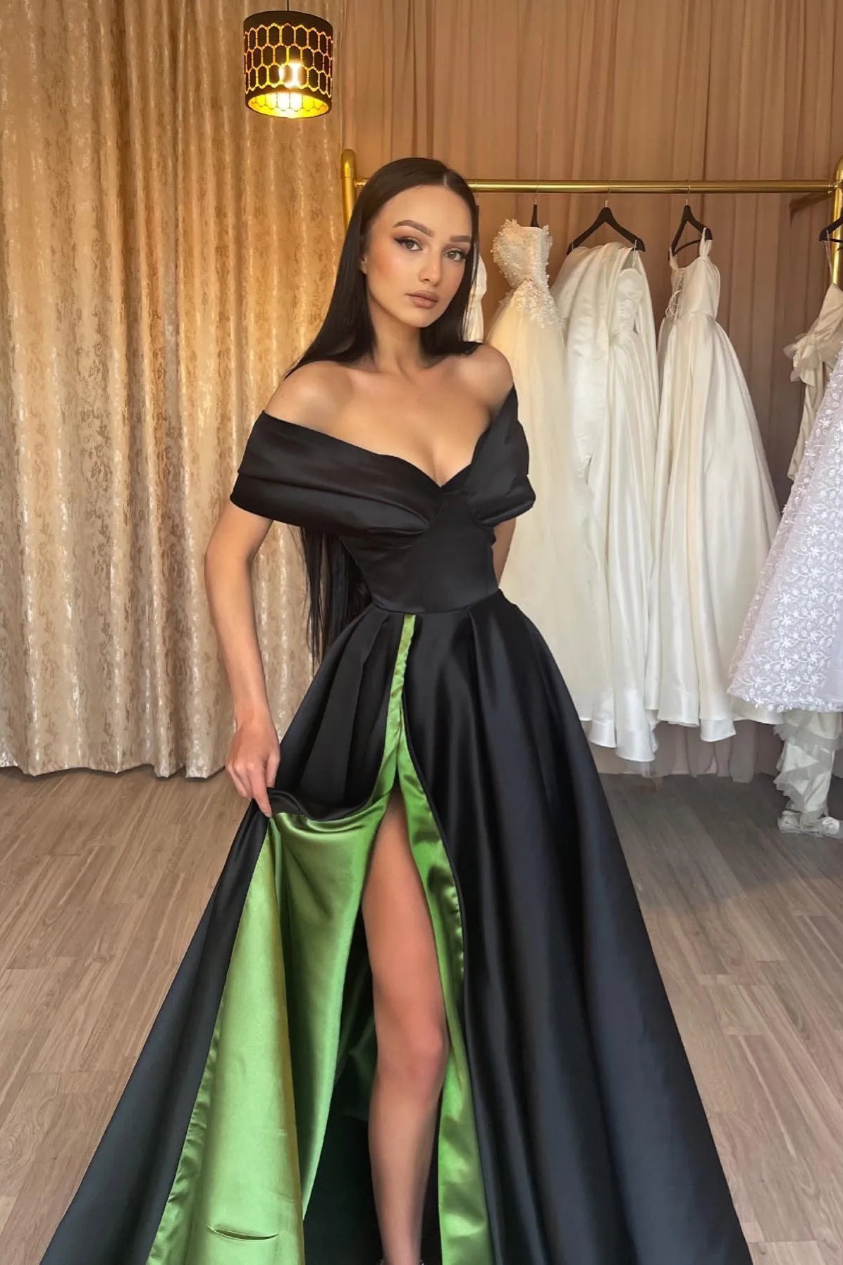 Elegante vestido de fiesta de corte A sin mangas con escote en V y hombros descubiertos con abertura