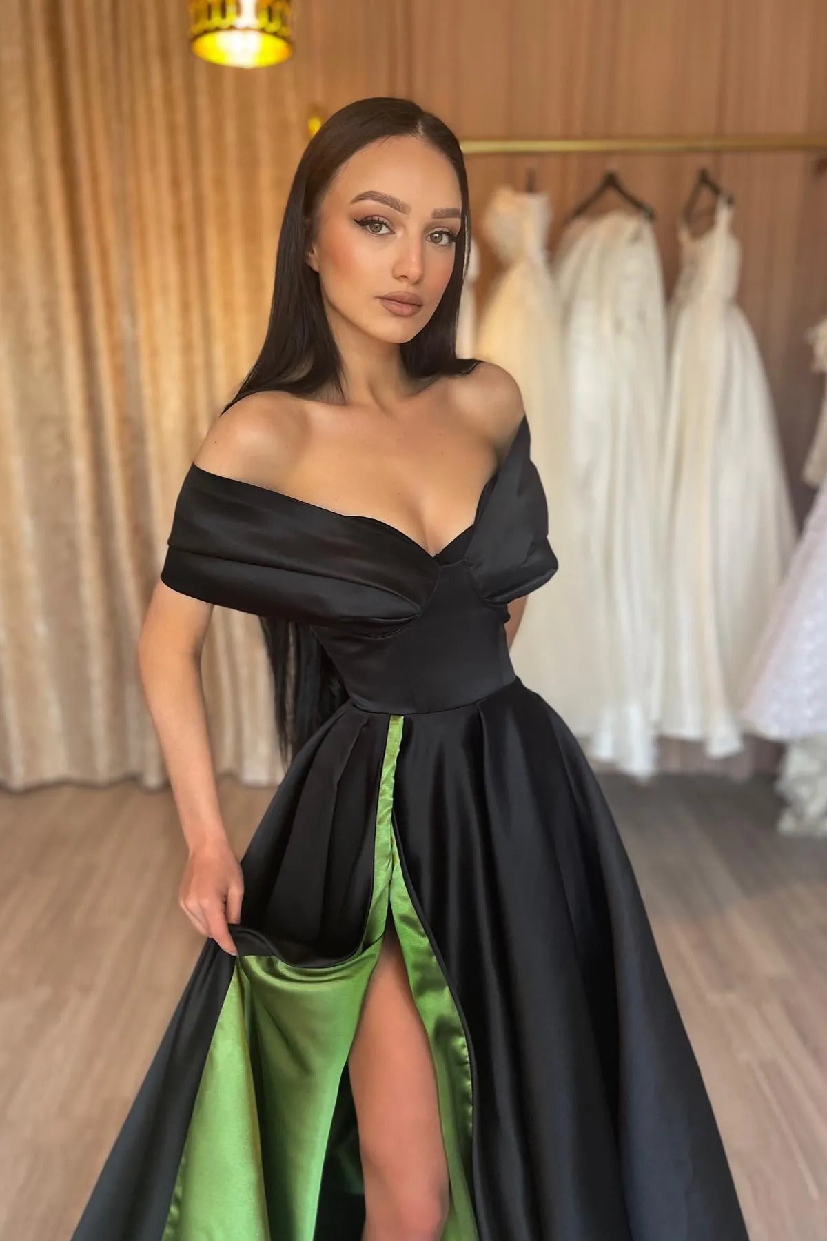 Elegante vestido de fiesta de corte A sin mangas con escote en V y hombros descubiertos con abertura