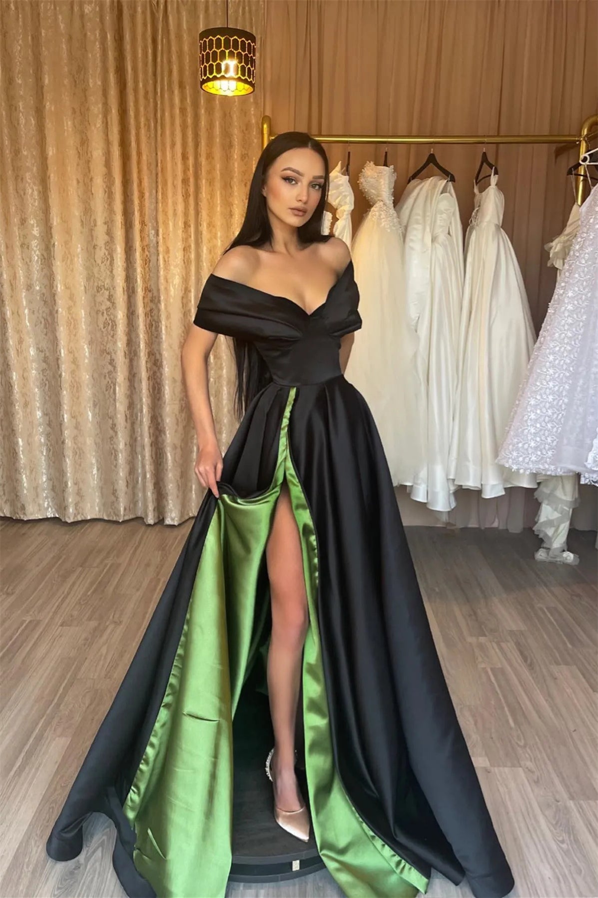 Elegante vestido de fiesta de corte A sin mangas con escote en V y hombros descubiertos con abertura