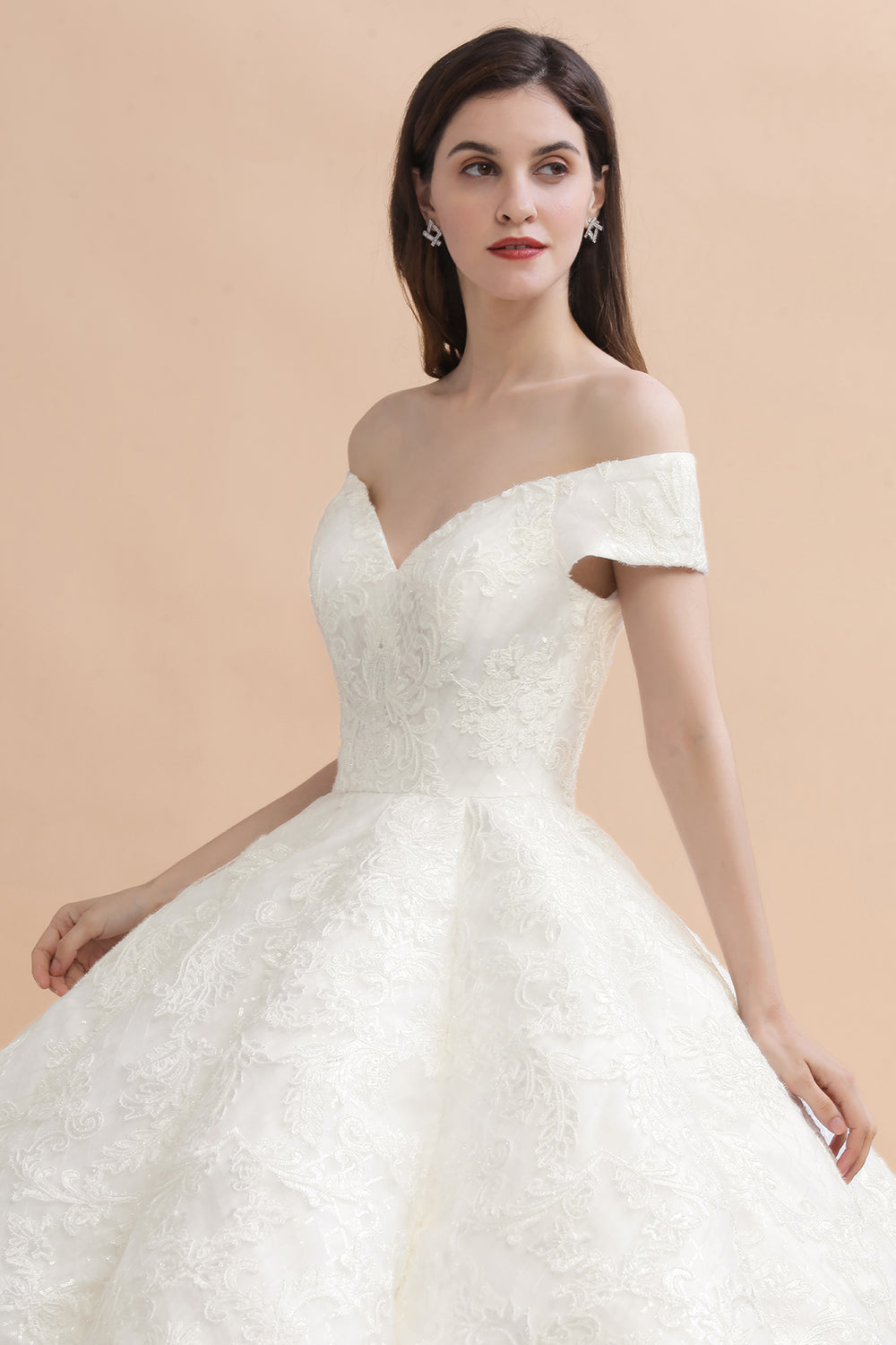 Elegantes schulterfreies weißes Spitzenapplikationen-Brautkleid