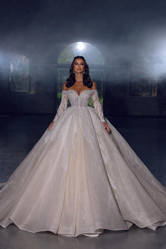 Elegantes Prinzessinnen-Brautkleid im A-Linien-Stil mit schulterfreien Spitzenapplikationen und langen Ärmeln