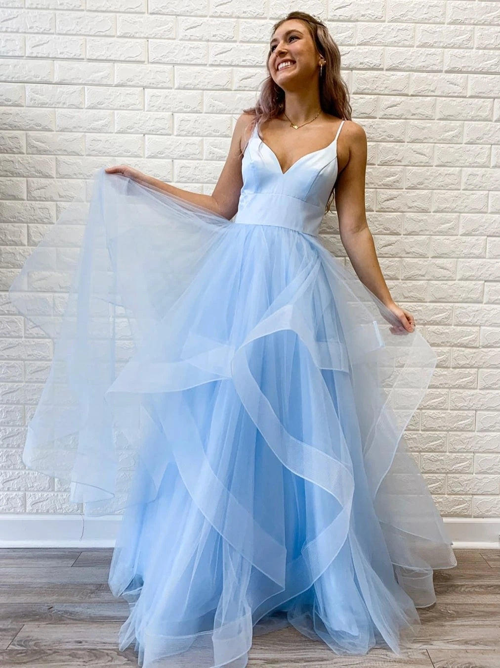 Elegante Prinzessin V-Ausschnitt Puffy Organza Spaghettiträger Lange Ballkleider