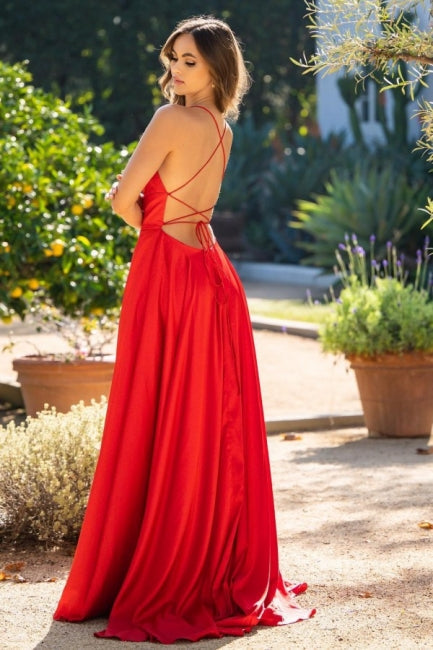 Elegante vestido de fiesta rojo de satén con tirantes finos, sin mangas y volantes.