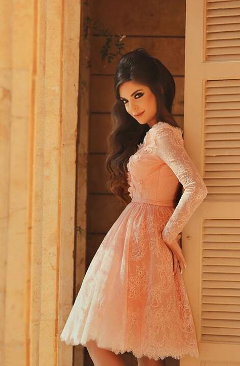Elegantes kurzes A-Linien-Ballkleid mit V-Ausschnitt und Spitzenärmeln