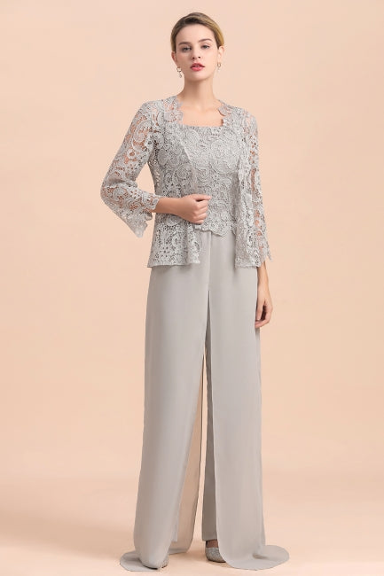 Elegante mono de gasa con top de encaje plateado para madre de la novia en línea con capa cruzada