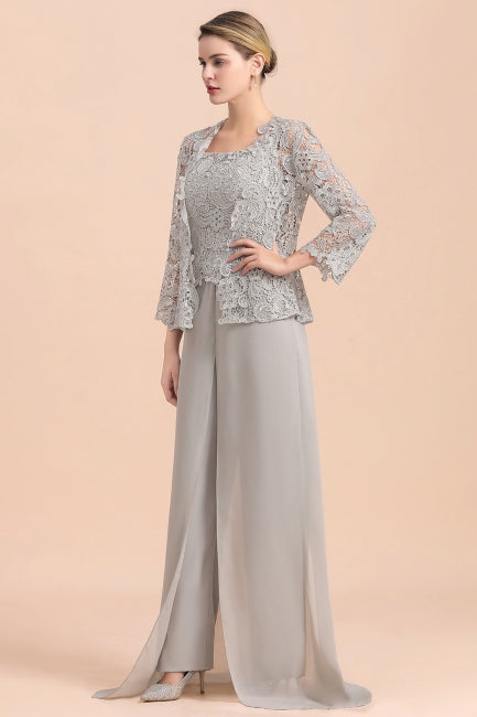 Elegante mono de gasa con top de encaje plateado para madre de la novia en línea con capa cruzada