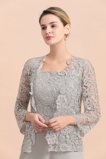 Elegante mono de gasa con top de encaje plateado para madre de la novia en línea con capa cruzada