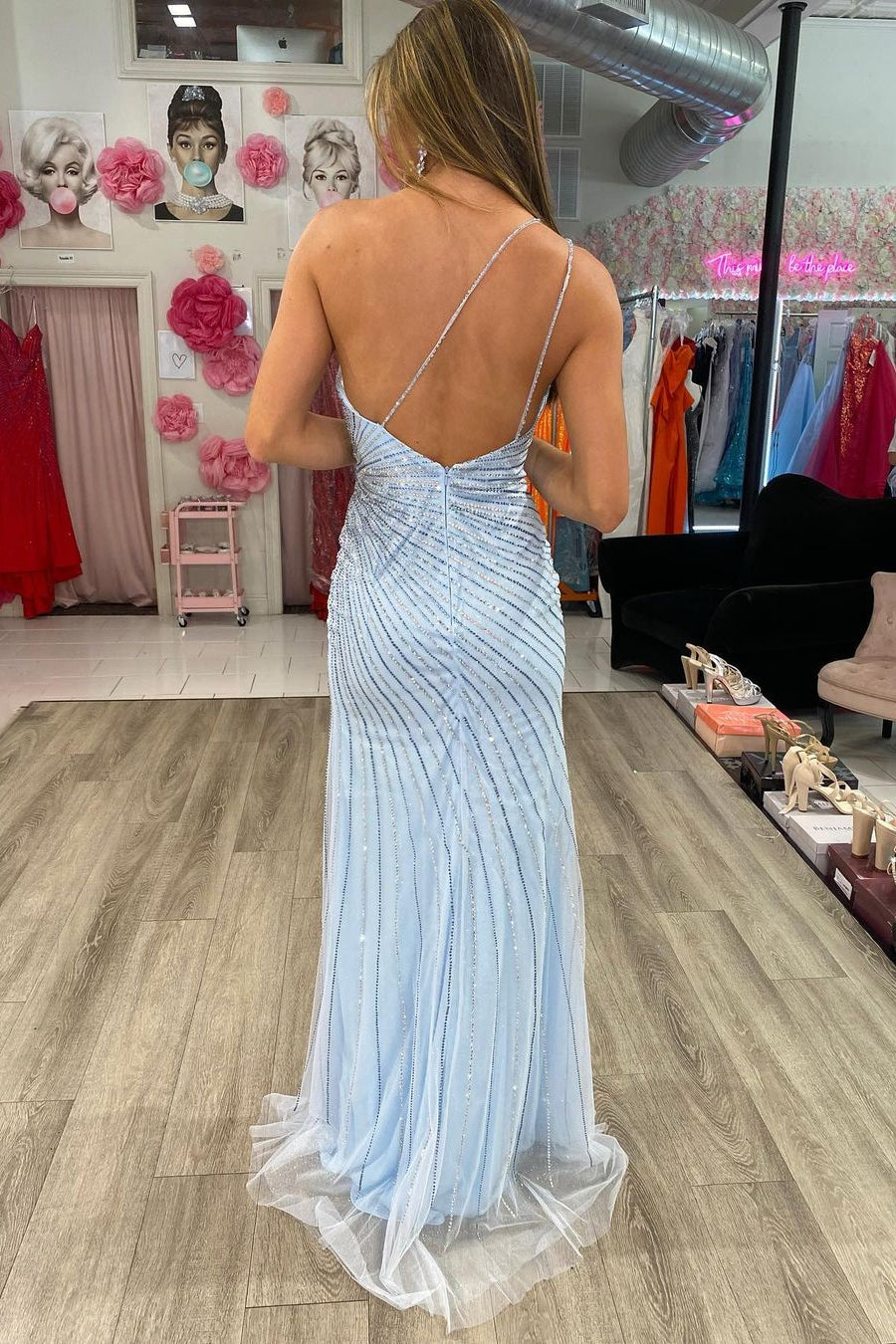 Elegante vestido de fiesta azul cielo con lentejuelas, tirantes finos, espalda descubierta y abertura