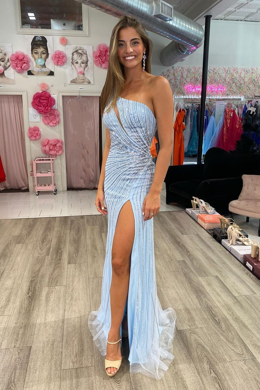 Elegante vestido de fiesta azul cielo con lentejuelas, tirantes finos, espalda descubierta y abertura