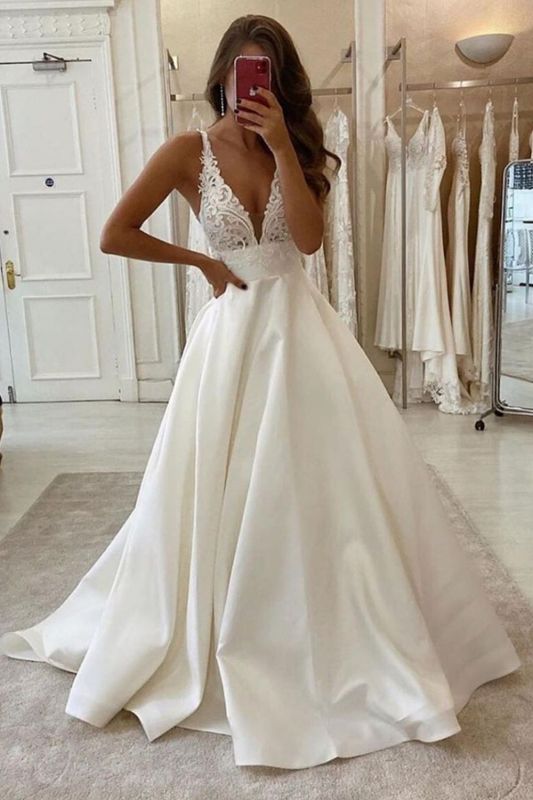 Elegantes vestidos de novia de tul sin mangas, espalda descubierta y corte A con encaje