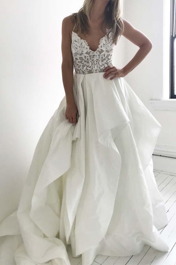 Elegantes langes Brautkleid in Elfenbein mit Trägern und Spitzenoberteil