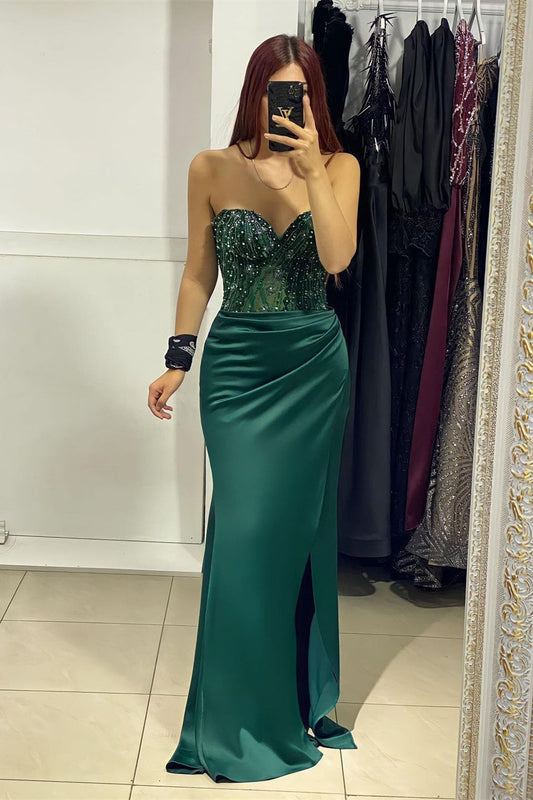 Elegante vestido de fiesta de sirena con escote en forma de corazón y abertura frontal con cuentas