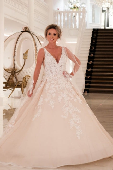 Elegantes vestidos de novia de corte A con escote en V y encaje