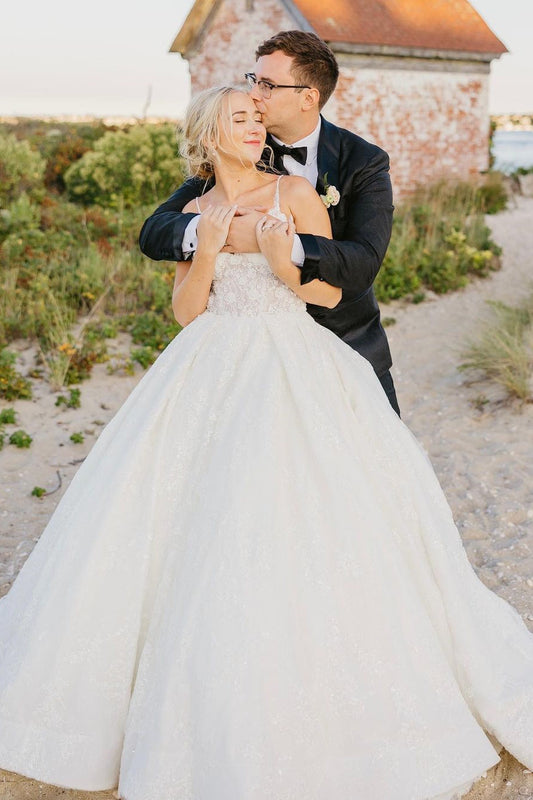 Elegante vestido de novia blanco de corte A con escote en V y espalda descubierta con encaje