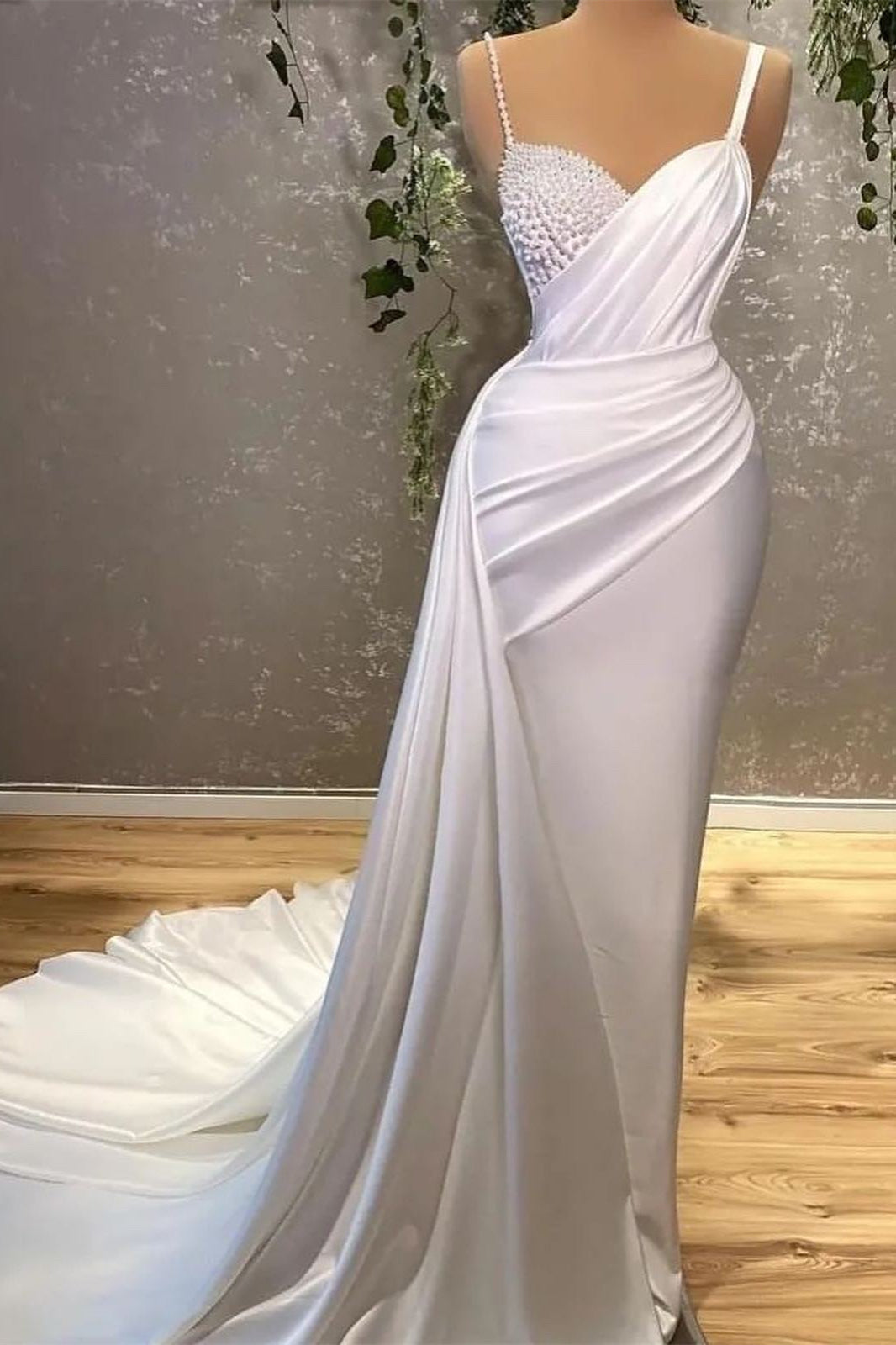 Elegante vestido de fiesta blanco sin mangas con cuentas