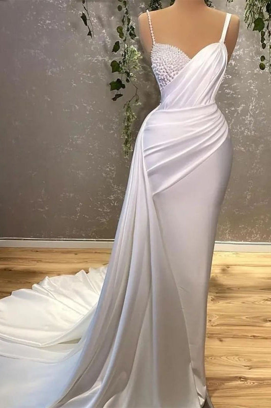 Elegante vestido de fiesta blanco sin mangas con cuentas