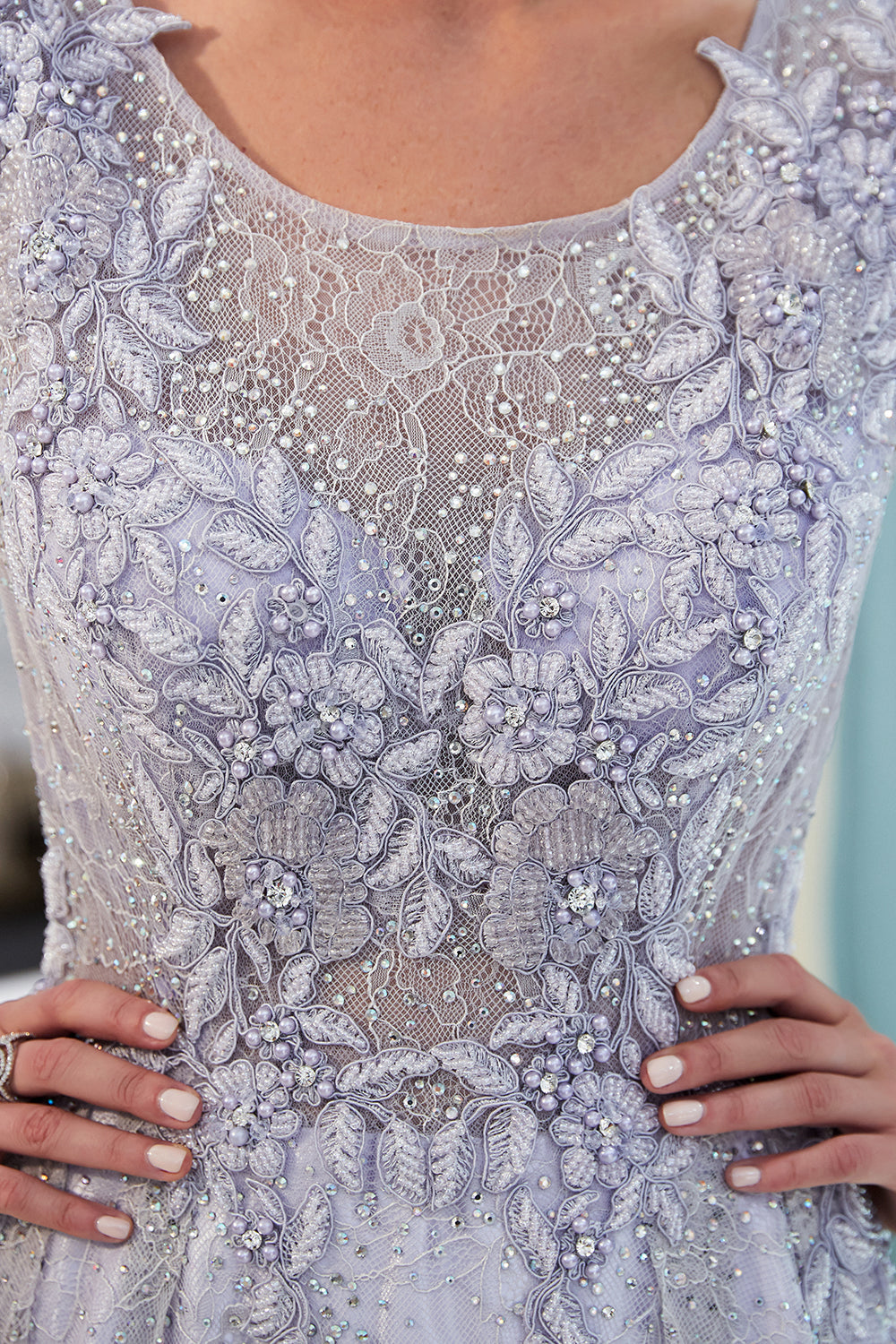 Excelente vestido de noche largo de tul con encaje y joya en forma de A