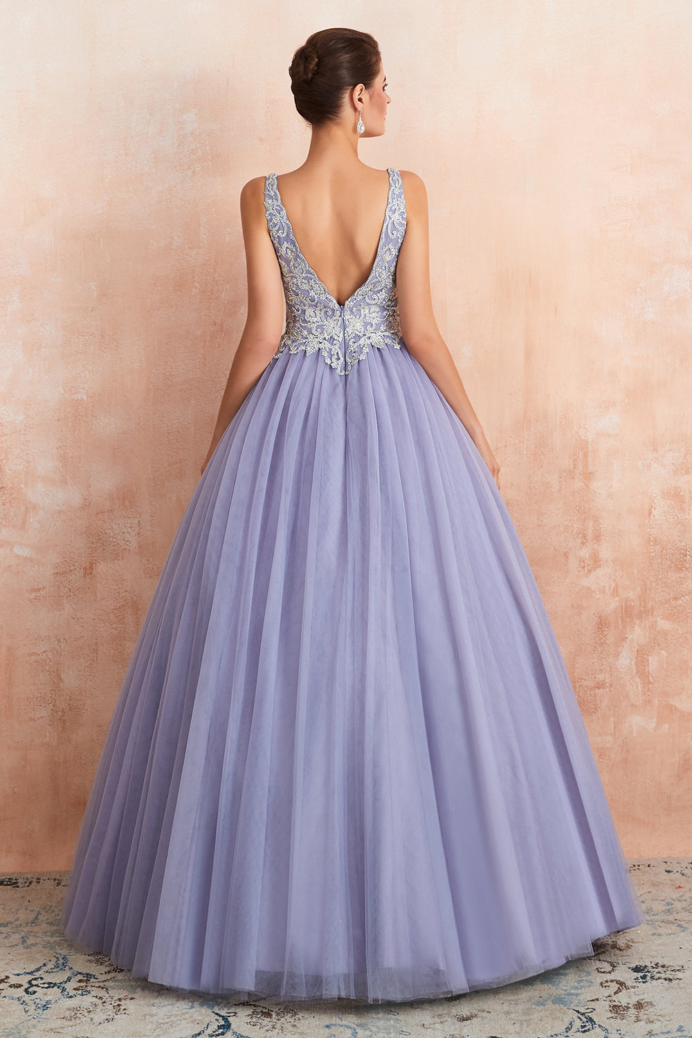 Ausgezeichnetes langes, ärmelloses, rückenfreies Ballkleid aus Tüll im Prinzessinnen-Stil mit V-Ausschnitt