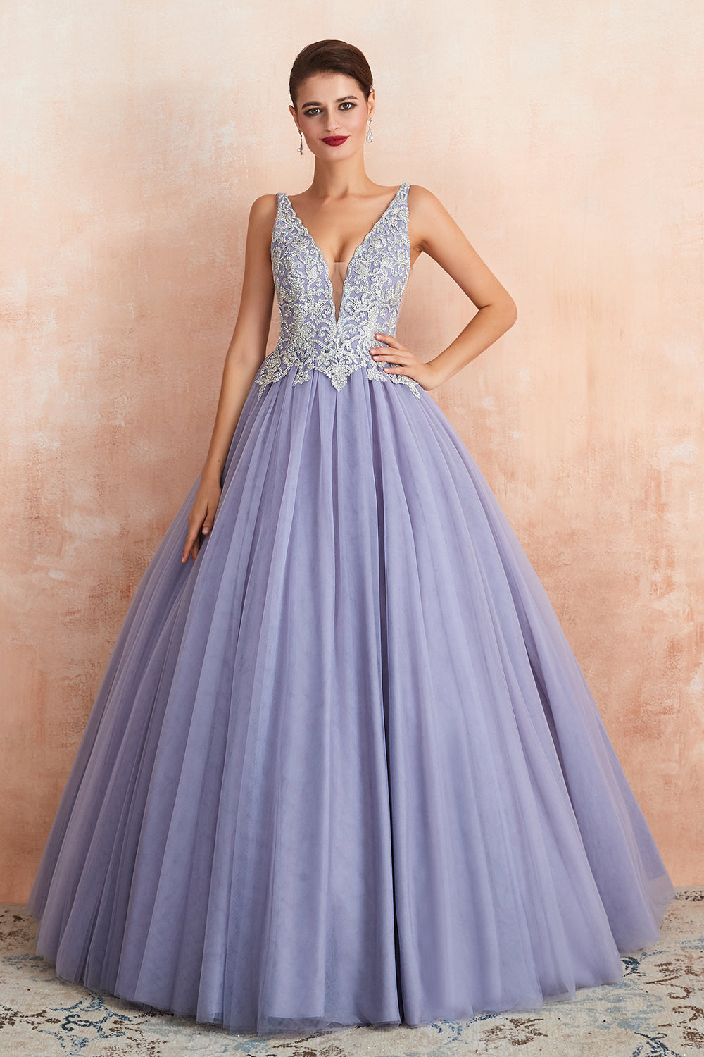 Ausgezeichnetes langes, ärmelloses, rückenfreies Ballkleid aus Tüll im Prinzessinnen-Stil mit V-Ausschnitt